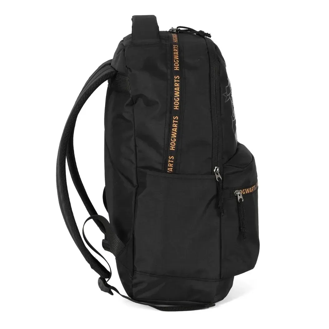 Vista lateral da mochila infantil Luxcel preta Harry Potter com alças acolchoadas e bolso lateral